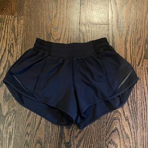 Lululemon Hotty Hot Short II 2.5" Size 4
